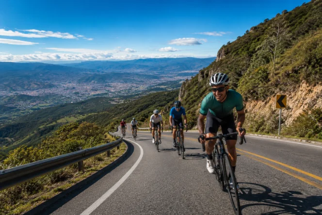 Ciclista en carretera